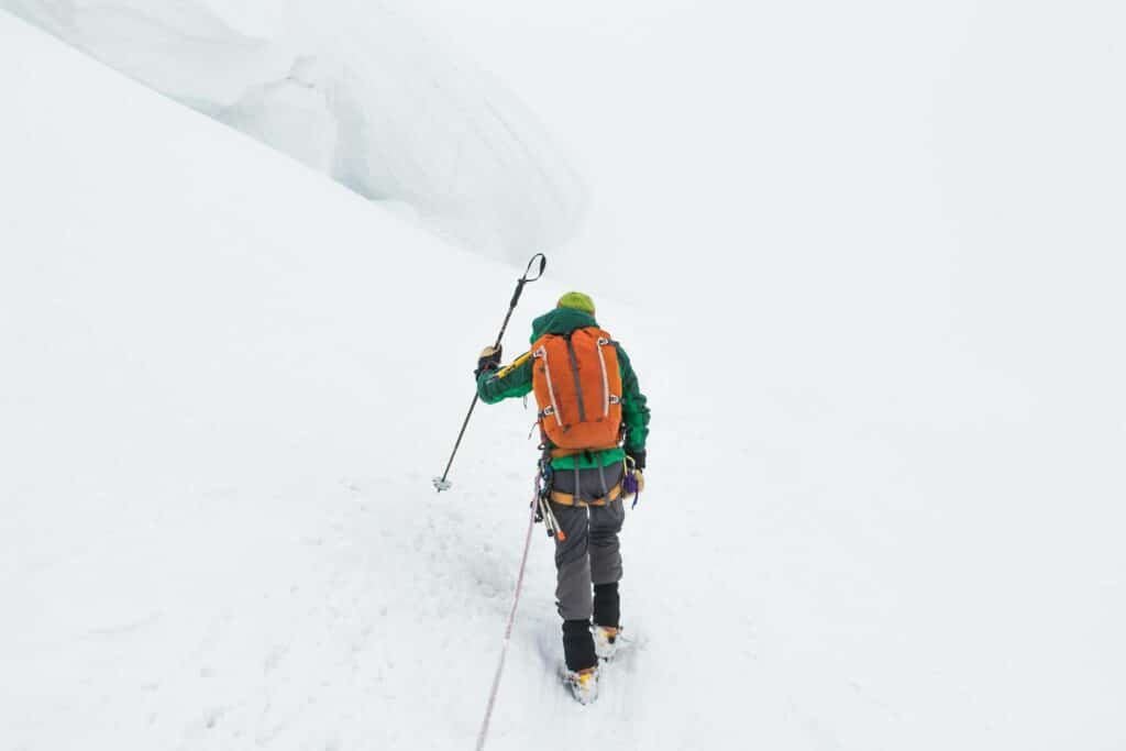 alpiniste avec batons